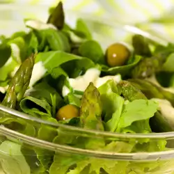 Зелена салата с маслини и млечен дресинг
