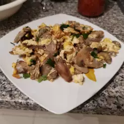 Бъркани яйца с печурки и салам