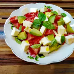 Здравословна салата с белени домати и авокадо