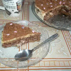 Бисквитена торта със сладко от боровинки