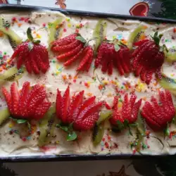 Бисквитена торта с киви, банани и ягоди