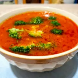 Доматена супа с броколи и моркови