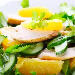 Зелена салата с пиле и портокали