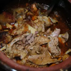 Печен свински джолан с гъби и лук
