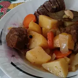 Суджук и телешко с картофи в гювеч