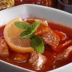 Задушена риба с домати по руски