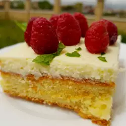 Френски кейк със заливка и малини