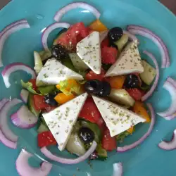 Гръцка салата с червен лук