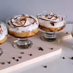 Карамелен десерт в чаша