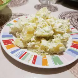 Картофена салата с дресинг от синьо сирене