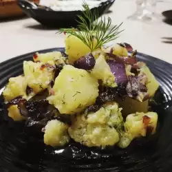 Картофена салата с карамелизиран лук
