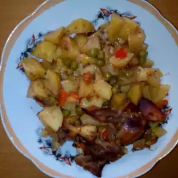 Пикантни картофи с грах и пилешко месо на фурна