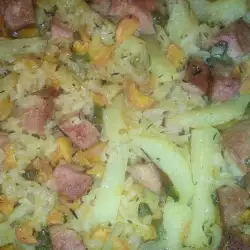 Картофи с ориз и наденица на фурна