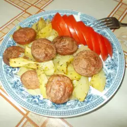 Варени картофи с наденица на фурна