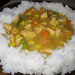 Кренвирши с къри, зеленчуци и ориз