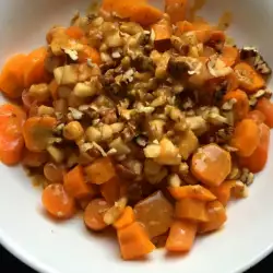 Морковена салата с круши и орехи