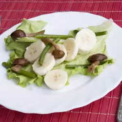 Зелена салата с банани