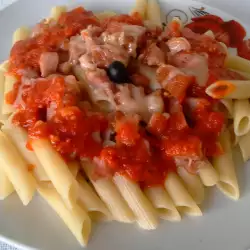 Макарони с бекон и доматен сос