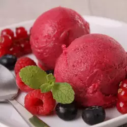 Малинов сладолед с розов аромат