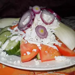 Мешана салата с резене и червен лук
