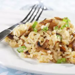 Гъби с ориз и наденица