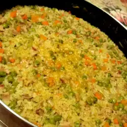 Леко пикантен ориз с шунка и зеленчуци
