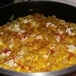Варени картофи, пържени с яйца и сирене