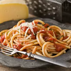 Спагети с карамелизиран лук