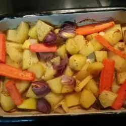 Запеканка с картофи, моркови, червен лук