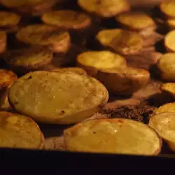 Картофи с чесън и копър във фолио