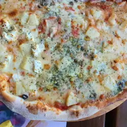 Пица с ананас и сирене