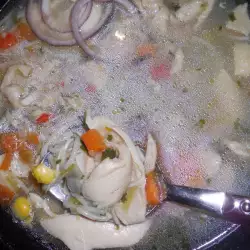 Колоритна пилешка супа