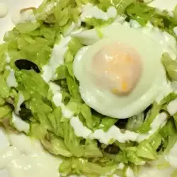 Зелена салата с поширани яйца