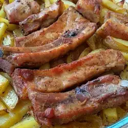 Пресни картофи със свински ребра и късчета на фурна