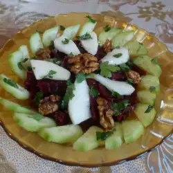 Витаминозна салата с цвекло, круши и ядки