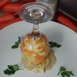 Салата от зеле, моркови и сусамов тахан в чаша
