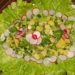 Картофи със зелена салата и репички