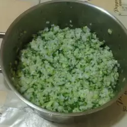 Салата с ориз и кисели краставички