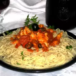 Спагети с пилешко филе и ароматен сос
