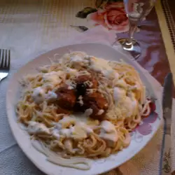 Спагети с кюфтенца и сметанов сос