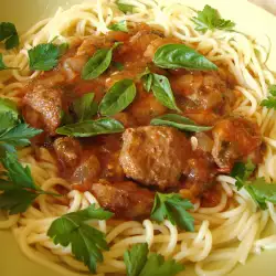 Спагети със сурова наденица и доматен сос