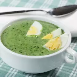 Зелена чорба с твърдо сварени яйца