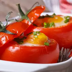 Запечени домати с яйца на очи
