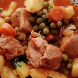 Свинско с грах, картофи и моркови