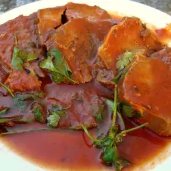 Телешки език със сос от доматено пюре