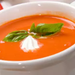 Пъстра доматена супа