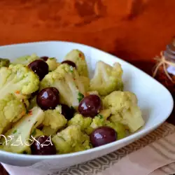 Топла пикантна салата с карфиол и маслини