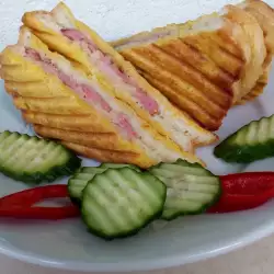 Сандвич тост с кашкавал и салам