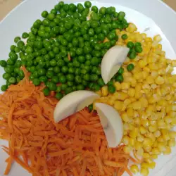 Витаминозна салата с грах и царевица