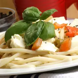Спагети със зеленчуци и моцарела